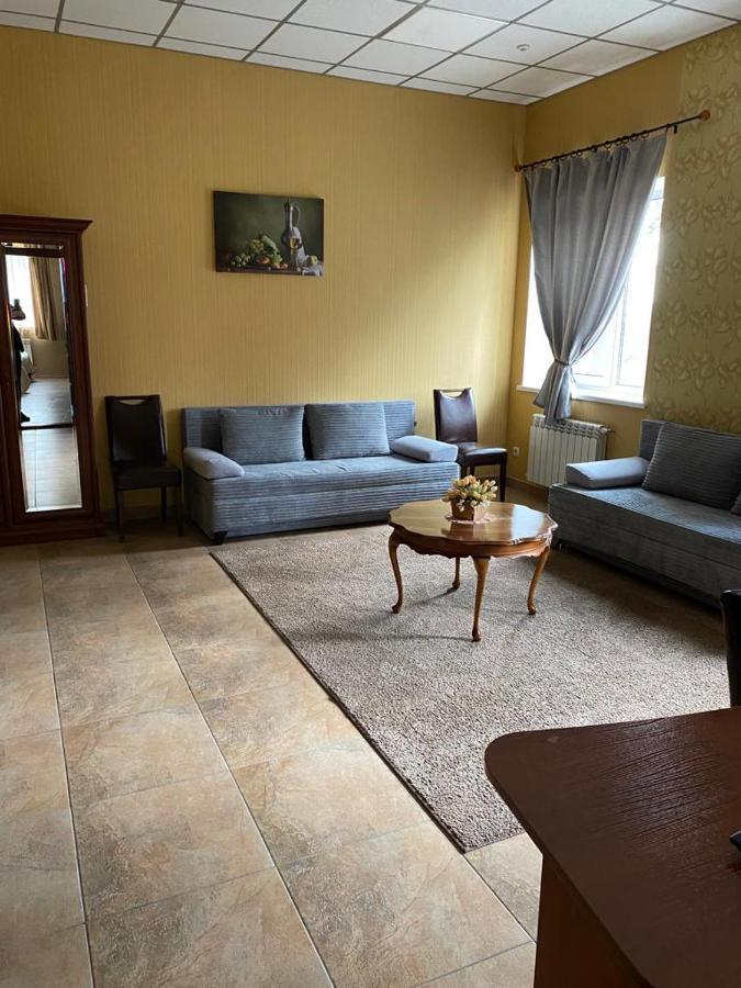 Hotel Gostynnyi Dvir Bucha Exterior photo