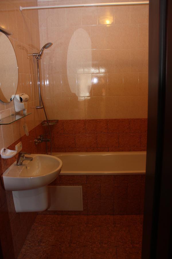 Hotel Gostynnyi Dvir Bucha Room photo