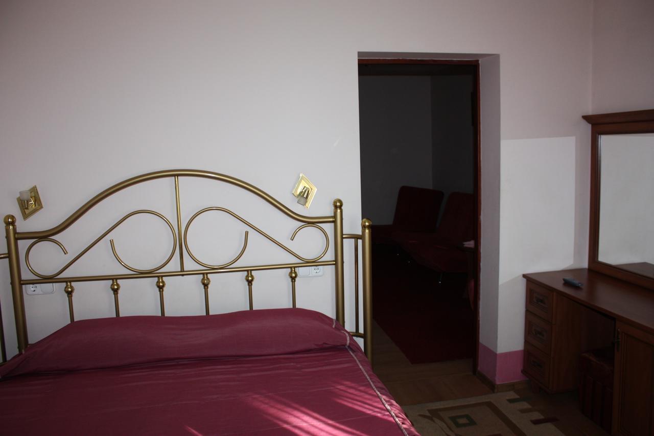 Hotel Gostynnyi Dvir Bucha Room photo