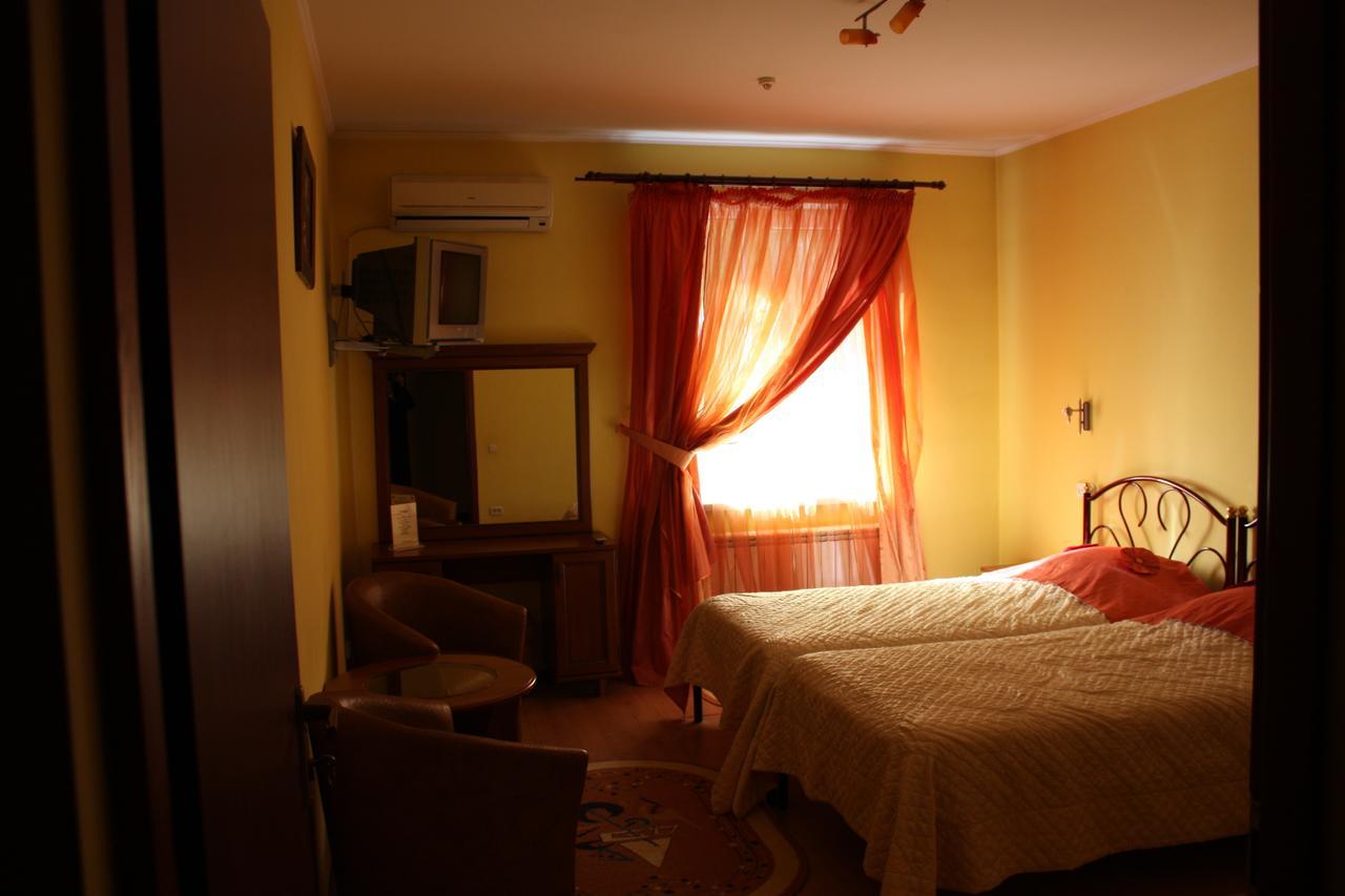 Hotel Gostynnyi Dvir Bucha Room photo