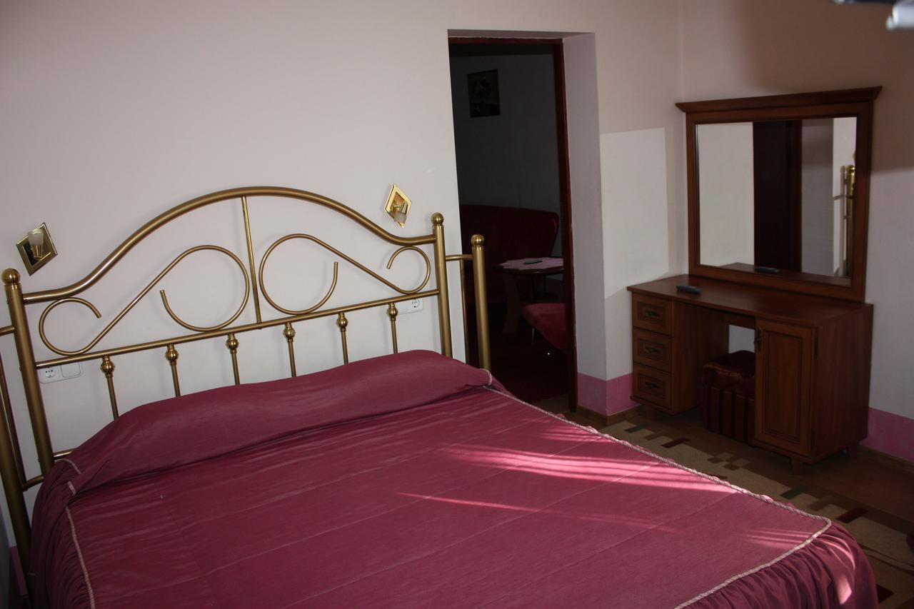 Hotel Gostynnyi Dvir Bucha Exterior photo